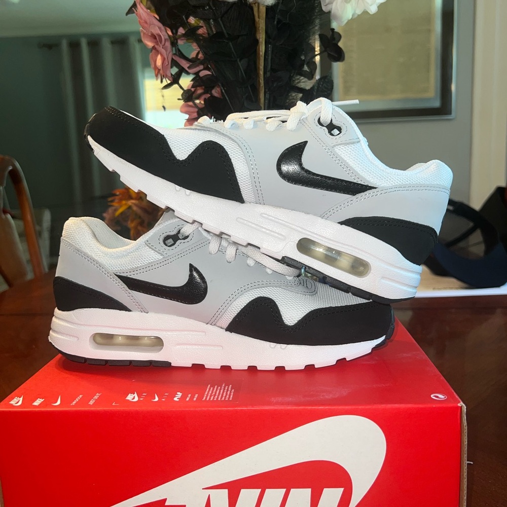 Nike Air Max 5Y/6.5W Black White Sneakers
